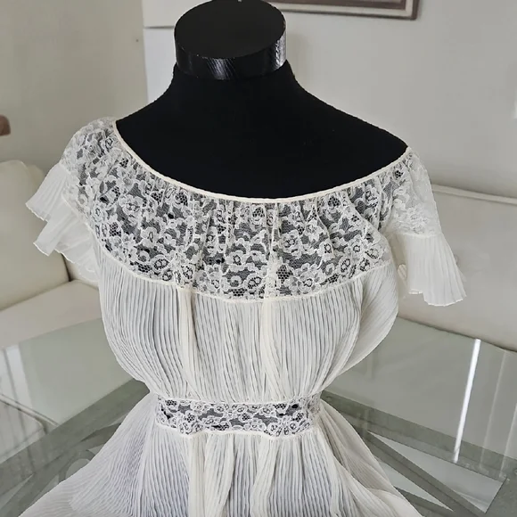 Elegant White Lace Night Gown - Picture 3 of 13